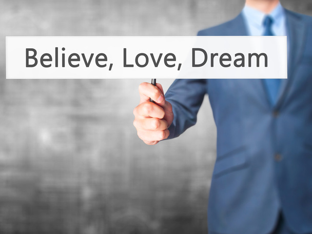 Πιστέψτε, αγάπη, όνειρο-επιχειρηματίας χέρι κράτημα πινακίδα - Φωτογραφία, εικόνα