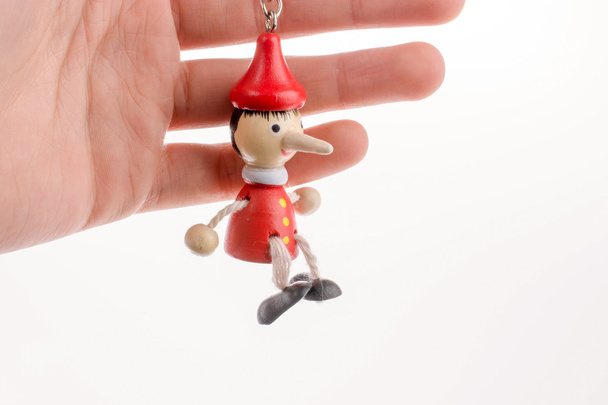 Marioneta de Pinocho en la mano
  - Foto, imagen