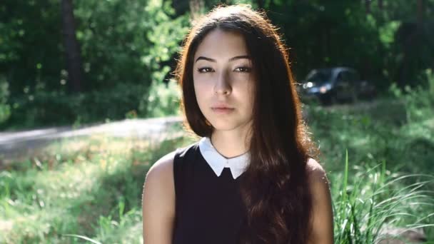 Zpomalený pohyb portrét mladé atraktivní bruneta pohledu kamery venkovní - Záběry, video