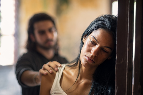 domácí násilí se mladý muž a týraná žena - Fotografie, Obrázek