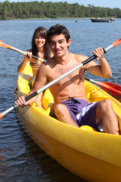 Teenage couple kayaking - Foto, immagini