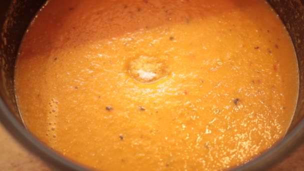 Mão das mulheres adicionando sal e especiarias na sopa
 - Filmagem, Vídeo