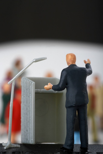 figurilla en miniatura de un político hablando a la multitud durante una elección
 - Foto, imagen
