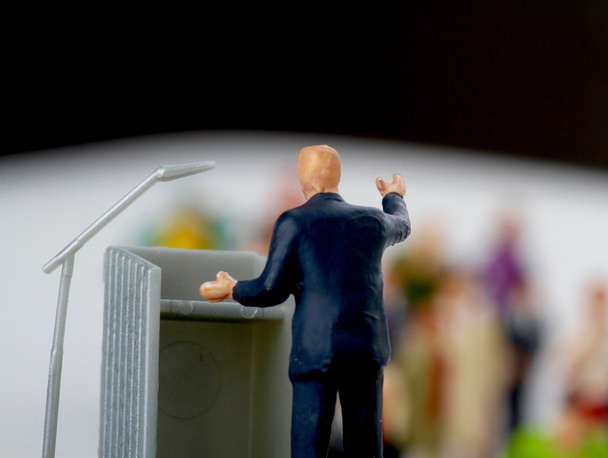 bir seçimi sırasında kalabalığa konuşan politikacının minyatür heykelcik - Fotoğraf, Görsel