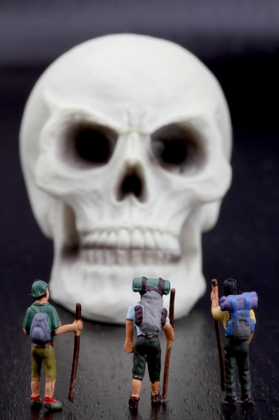 miniatuur beeldje van klimmers met een schedel - Foto, afbeelding