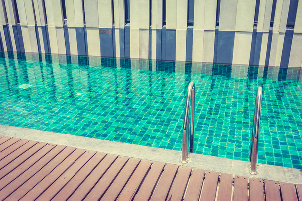 Открытый плавательный бассейн
 - Фото, изображение