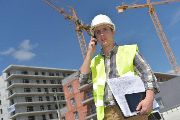 Foreman using walkie-talkie on construction site - Zdjęcie, obraz