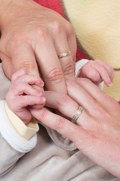 Rodzice, trzymając dziecko noworodka. Zbliżenie dłoni dziecka do rodziców - Zdjęcie, obraz