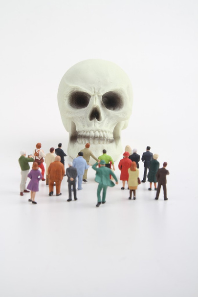 miniatuur beeldjes menigte van mensen en de schedel - Foto, afbeelding