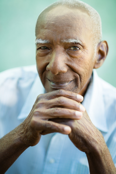 mutlu eski siyah adam kameraya gülümseyen closeup - Fotoğraf, Görsel
