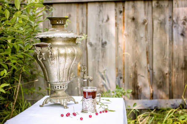 samovar de cobre vintage en un portavasos y un vaso de té caliente st
 - Foto, imagen