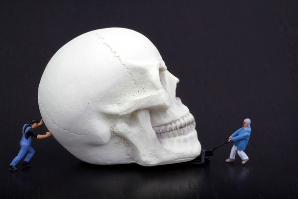 Miniaturfigur eines Mannes, der den Tod ablehnt - Foto, Bild