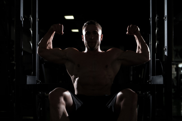 Siluet Bodybuilder Man Posing In The Gym - Foto, Bild