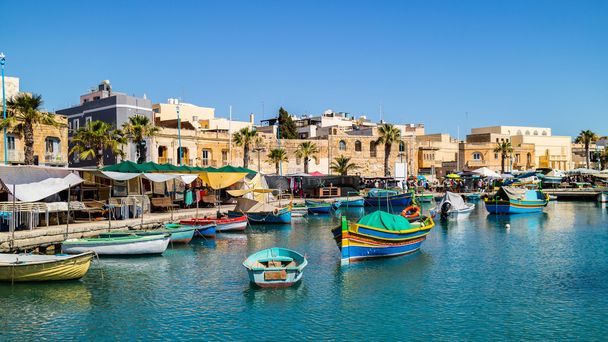 Barcos na baía de Malta
 - Foto, Imagem