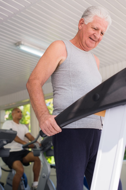Hombre mayor haciendo ejercicio en el club de bienestar
 - Foto, Imagen