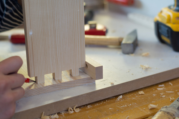 Карпентер виробляє деревини з'єднання - Фото, зображення