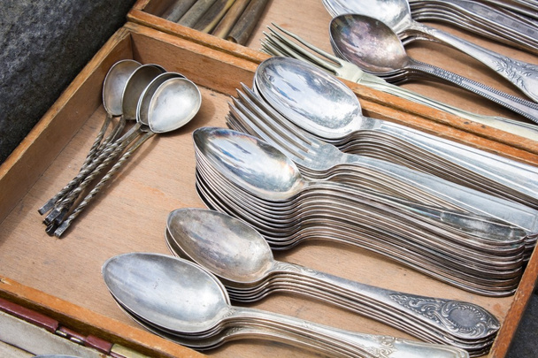 куча серебряной посуды на блошином рынке
 - Фото, изображение