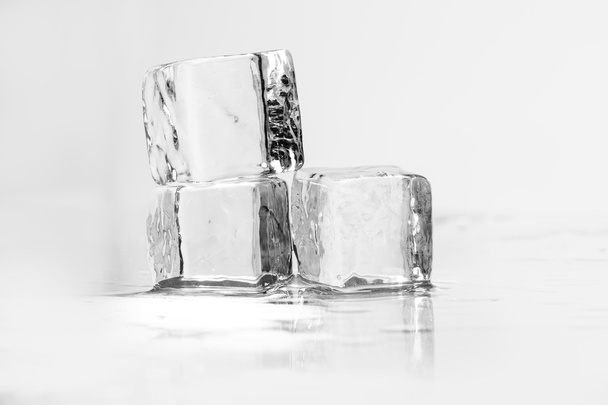 Ice cube on table - Foto, afbeelding