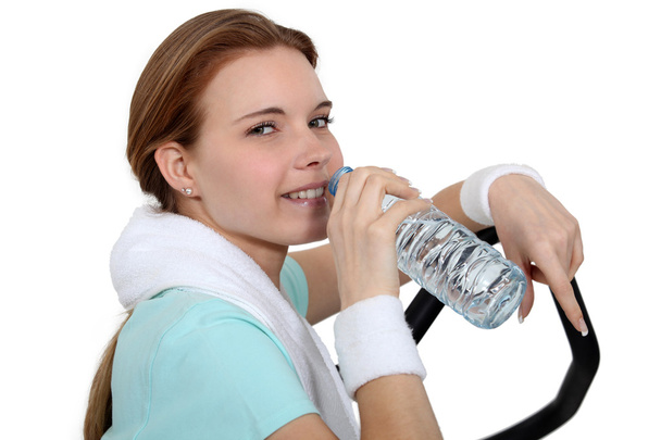 Woman drinking water during a workout - Фото, зображення