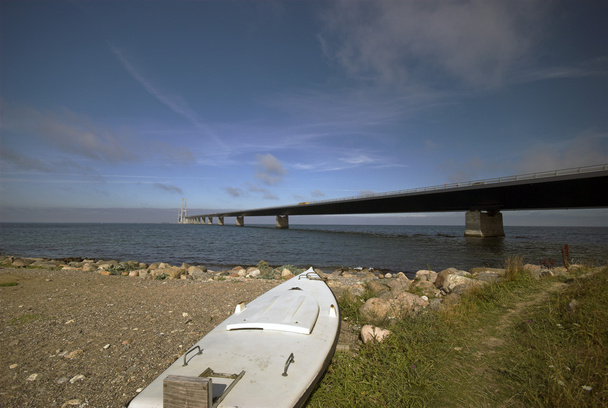 Barco y puente colgante
 - Foto, imagen