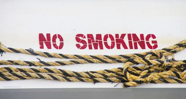 Non fumare sullo scafo con corda gialla e nera
 - Foto, immagini