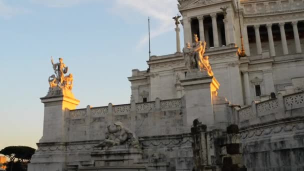 Altare della Patria, on muistomerkki rakennettu kunniaksi Victor Emmanuel, ensimmäinen kuningas yhdistynyt Italia, sijaitsee Roomassa, Italiassa. Se sijaitsee alueella välillä Piazza Venezia ja Capitoline Hill. - Materiaali, video