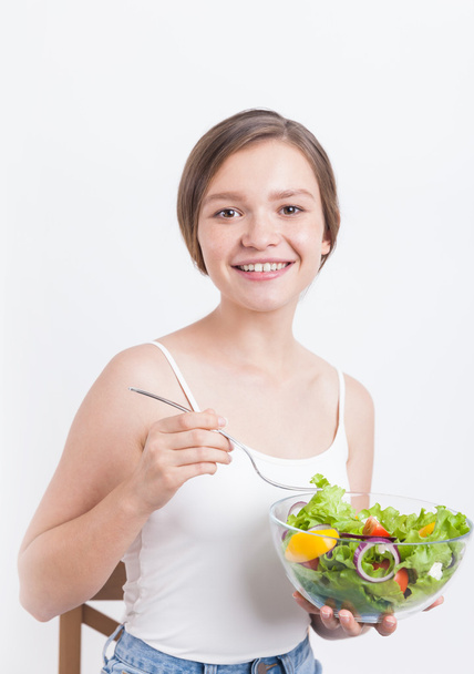  Meisje geniet van haar salade - Foto, afbeelding