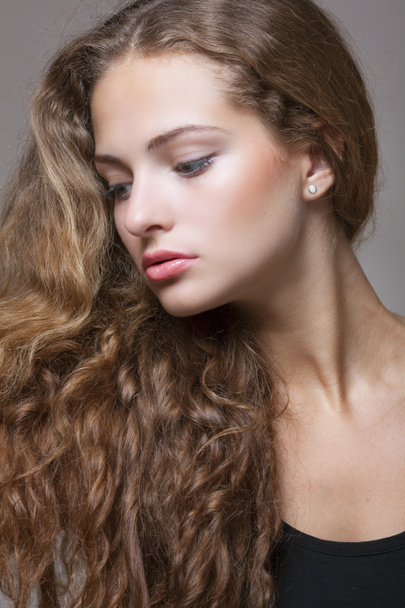 Closeup portrait of a beautiful young brunette woman with natural makeup - Φωτογραφία, εικόνα