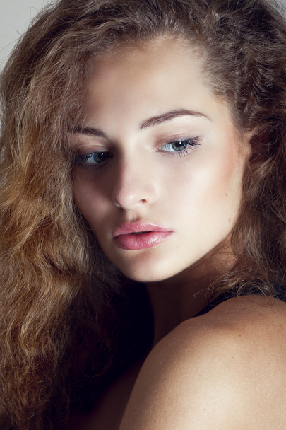 Closeup portrait of a beautiful young brunette woman with natural makeup - Fotoğraf, Görsel