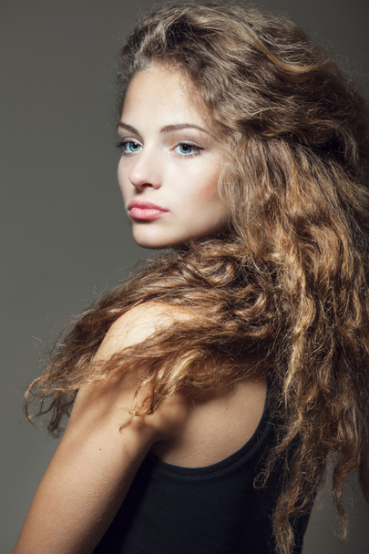 Closeup portrait of a beautiful young brunette woman with natural makeup - Foto, Imagem