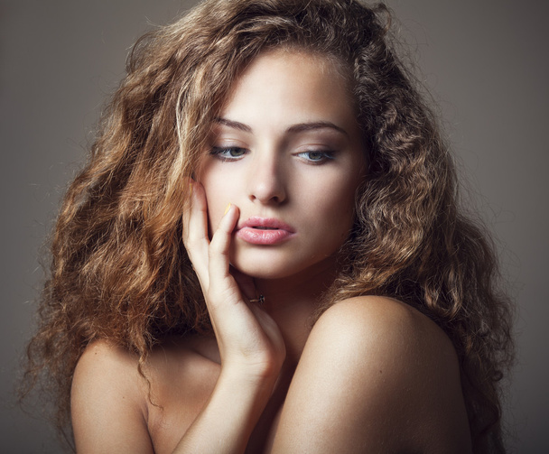 Closeup portrait of a beautiful young brunette woman with natural makeup - Fotoğraf, Görsel