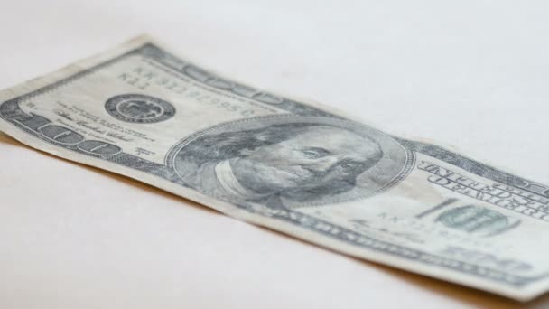 Bankovka dolar otáčí na bílém pozadí - Záběry, video
