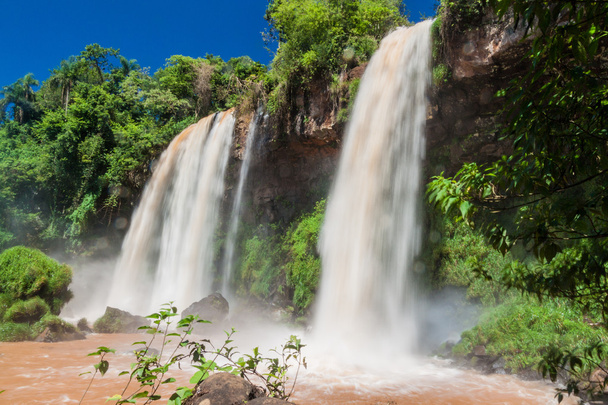 Cachoeira Dos Hermanas (Duas Irmãs) em Iguacu (Iguaçu) cai em uma fronteira da Argentina
 - Foto, Imagem