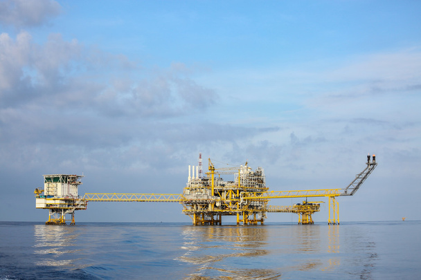 Морская строительная платформа для добычи нефти и газа, нефтегазовой промышленности и тяжелой работы, Производственная платформа и технологический процесс по ручному и автоматическому назначению, нефтяной и буровой промышленности и эксплуатации
. - Фото, изображение