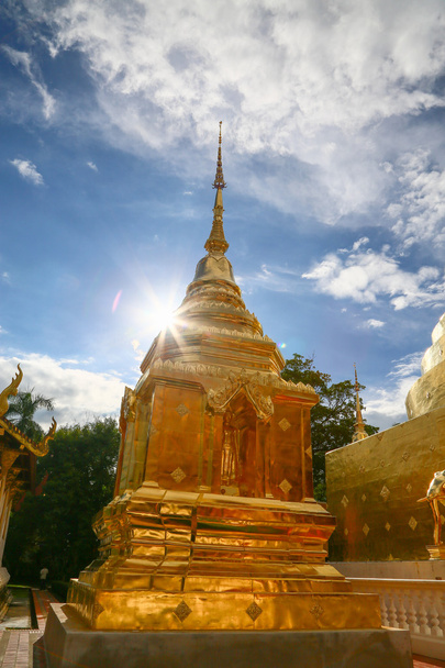 Tapınak Tayland ülke, altın tapınak ve Budizm Tapınağı, güzel tapınak ya da mimarideki Tayland Budist dua etmek ister Tapınağı pagoda hangi kimlik. - Fotoğraf, Görsel