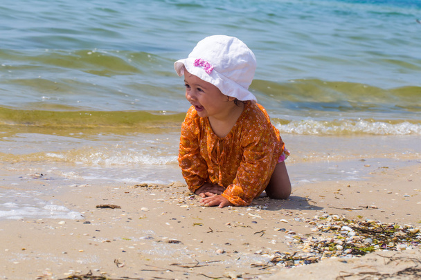 szép kislány másznak a strandon, az örömteli gyermek, érzelmek - Fotó, kép