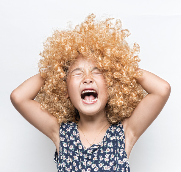 Φορώντας μια ξανθιά περούκα και αστεία έκφραση προσώπου ασιατικό κορίτσι - Φωτογραφία, εικόνα