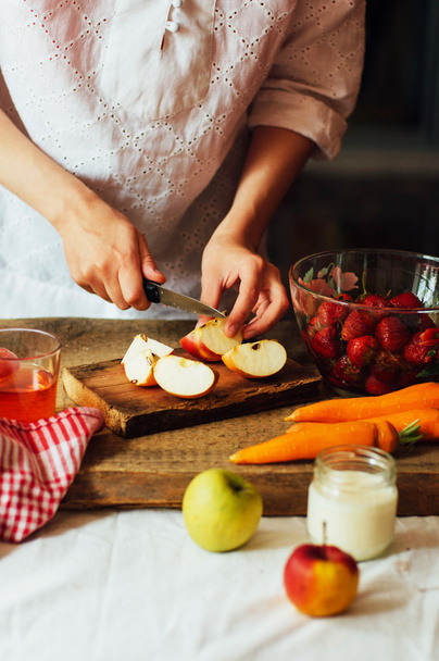 Ruce je jahodové koktejly v dřevěný stůl. Čerstvé strawbe - Fotografie, Obrázek
