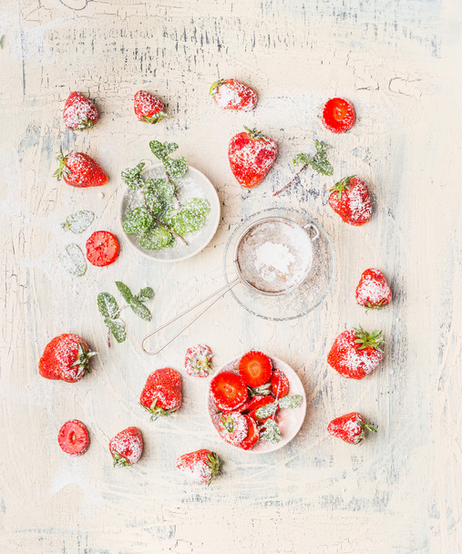 Sugared raw strawberries - 写真・画像