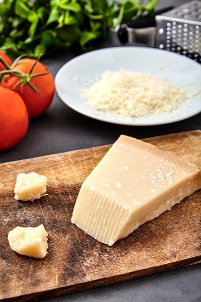 Pedazo de parmesano y queso rallado
 - Foto, Imagen