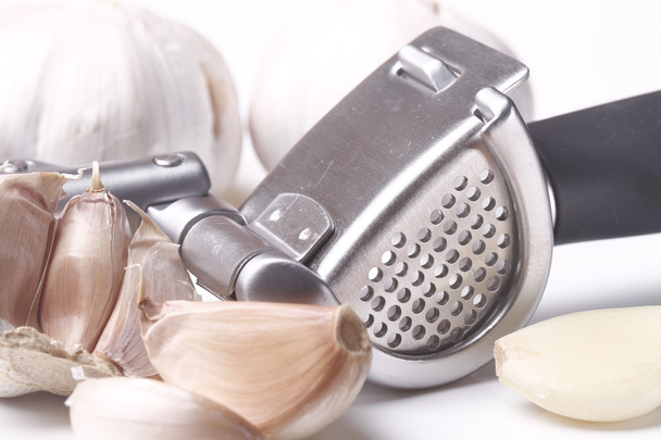 Garlic press and garlic - Fotografie, Obrázek