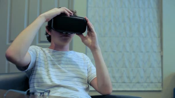 Young man wearing virtual reality googles - Footage, Video