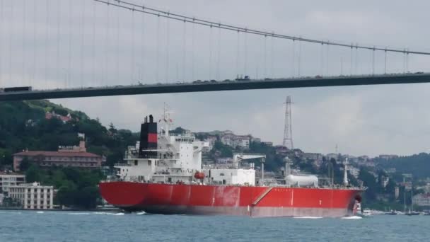 Frachtschiff segelt unter der Brücke Atatürk. - Filmmaterial, Video