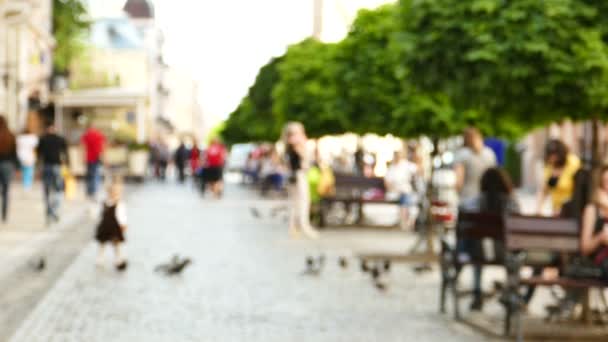  Movimiento lento. Gente desconocida en la calle de la ciudad europea. Escena borrosa
  - Metraje, vídeo