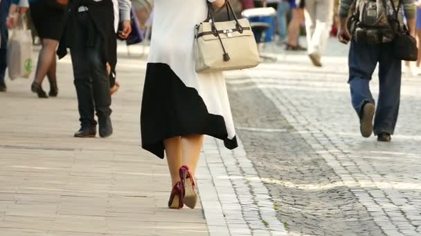 Zeitlupe. Stadt an einem Sommertag. Füße einer Frau auf hohem roten Absatz  - Filmmaterial, Video