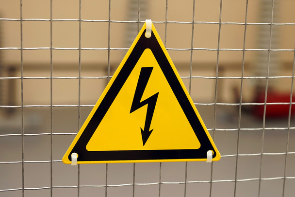 Признак электрической опасности в виде молнии на желтом треугольнике
. - Фото, изображение