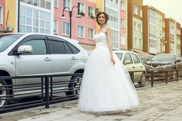 happy bride walks down the street - Zdjęcie, obraz