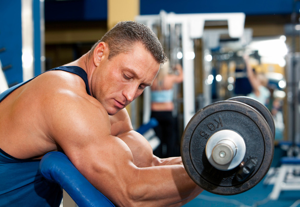 Hombre con equipo de entrenamiento con pesas en club deportivo
 - Foto, imagen