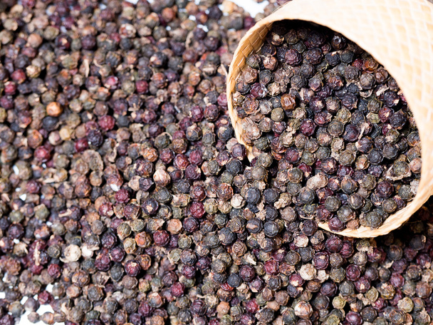 Сушеные органические семена черного перца. Черный перец для заднего плана. (селективная фокусировка
) - Фото, изображение