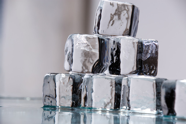 Cubos de hielo en la mesa
 - Foto, Imagen